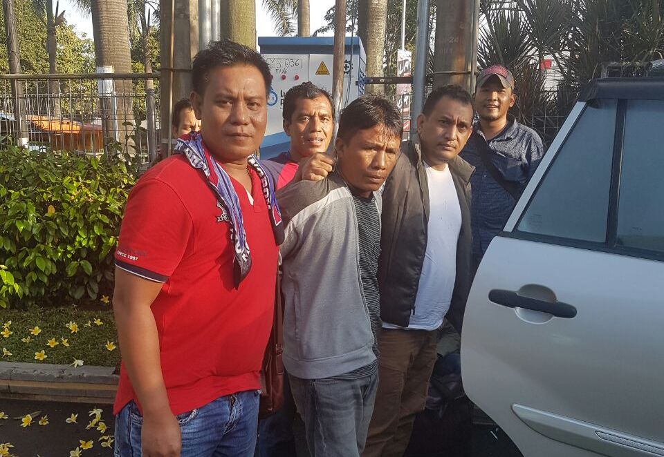 Ridwan Sitoris, (tengah) menggunakan jaket dan berkaos loreng-loreng, salah satu perampok di Pulomas, Pulogadung, Jakarta Timur ditangkap polisi. Foto: Dok/Istimewa