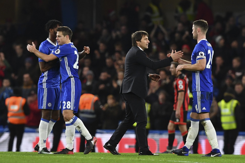Antonio Conte bersalaman dengan para pemain Chelsea. (Foto: AFP)
