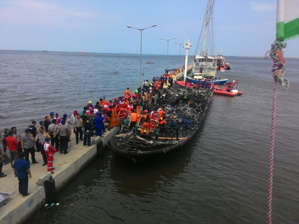 Kondisi Kapal Zahro Express yang terbakar di tengah laut sudah dievakuasi di Pelabuhan Muara Angke, Jakarta Utara. Foto: MTVN/Ilham Wibowo