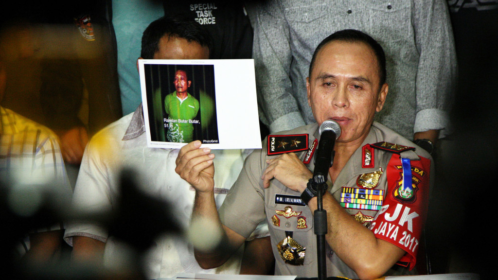 Kapolda Metro Jaya Irjen M Iriawan menunjukkan foto tersangka pelaku perampokan dan pembunuhan di Pulomas, di Jakarta. Foto: MI/Susanto