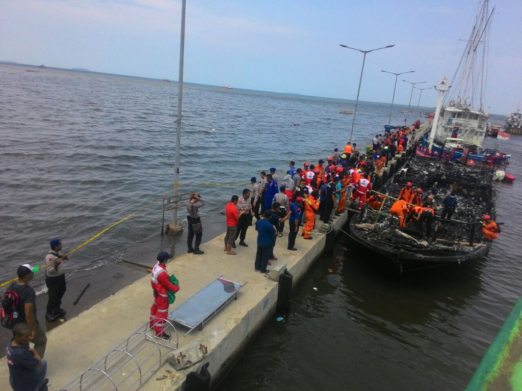 Kapal Zahro Express terbakar. Kapal wisata tujuan Pulau Tidung, Kepulauan Seribu ini terbakar tak jauh dari Pelabuhan Muara Angke, Jakarta Utara. Foto: MTVN/Ilham Wibowo