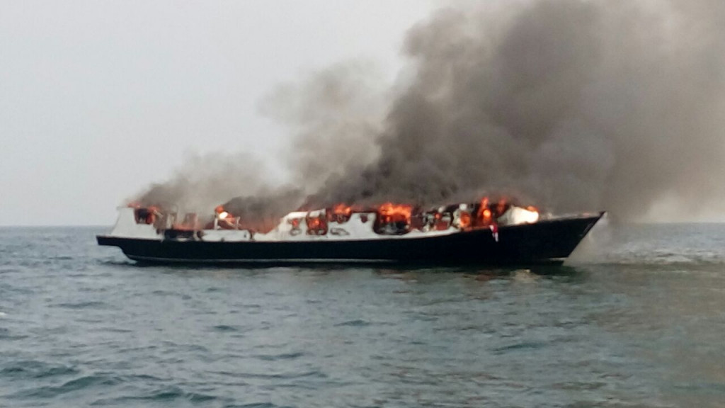 Kapal Zahro Express terbakar tak jauh dari Pelabuhan Muara Angke, Jakarta Utara. Foto: MTVN/Ilham Wibowo 