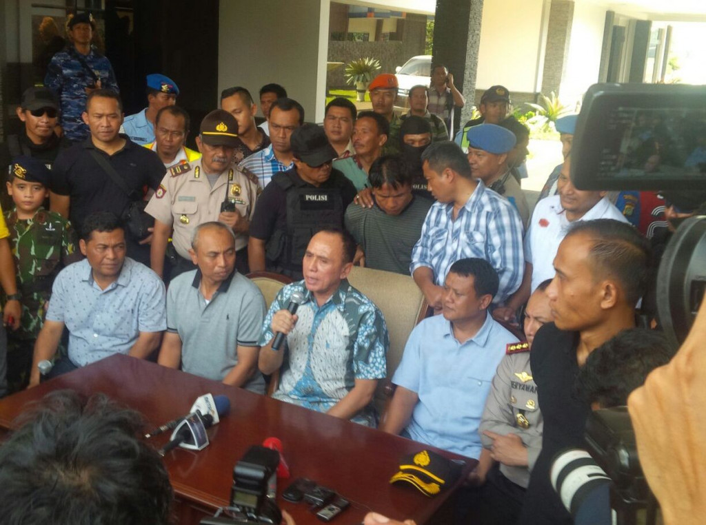 Kapolda Metro Jaya Irjen Pol M. Iriawan (memegang mix) saat menjemput Ridwan Sitorus alias Ius Pane, DPO perampokan dan pembunuhan di Pulomas, Pulogading, Jakarta Timur. Foto: MTVN/Yogi Bayu Aji