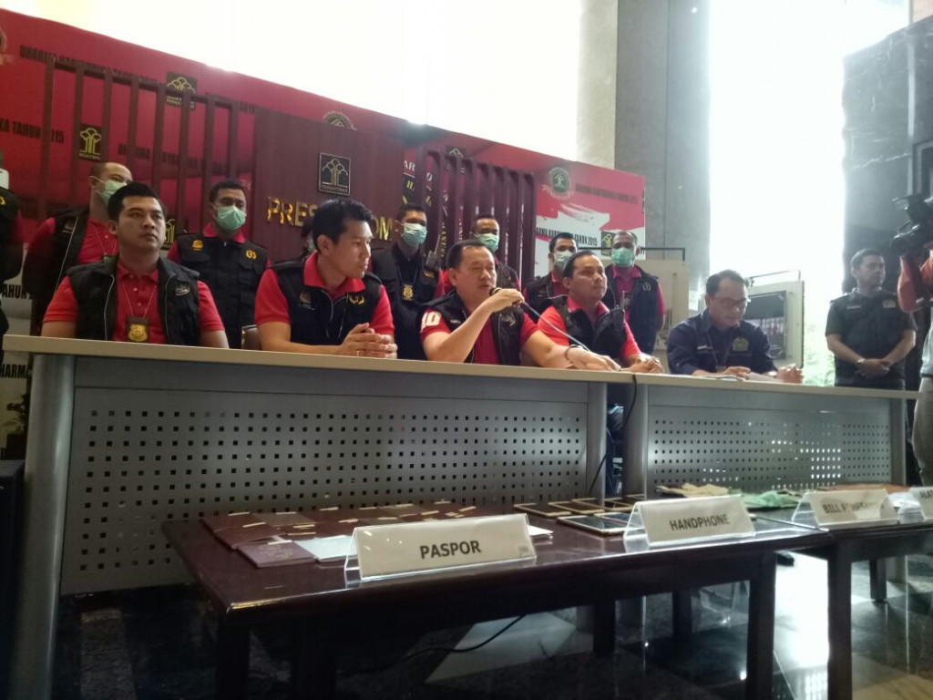 Dirjen Penindakan dan Pengawasan Keimigrasian Kemenkumham Yurod Saleh (memegang mix) saat jumpa pres soal penangkapan WN asing. Foto: MTVN/Meilikhah