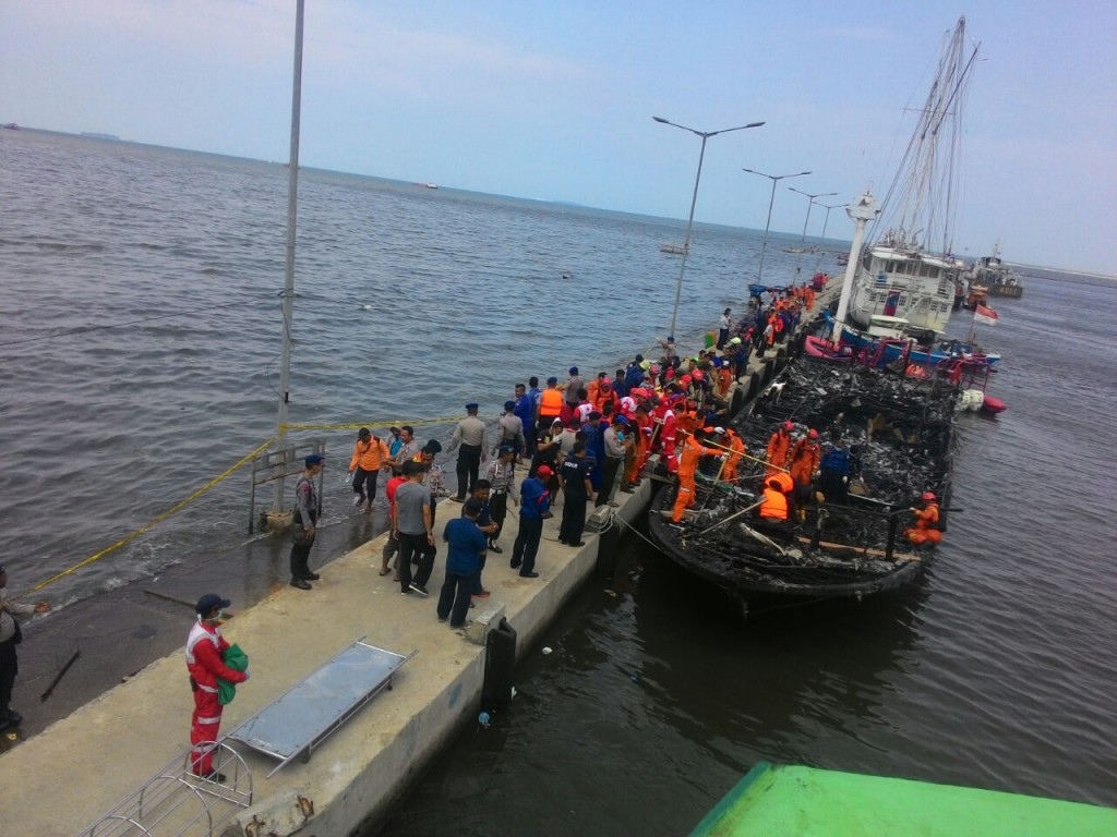 Tim SAR menyisir bangkai kapal dievakuasi ke Pelabuhan Muara Angke, Jakarta Utara. Foto: Metrotvnews.com/Ilham Wibowo