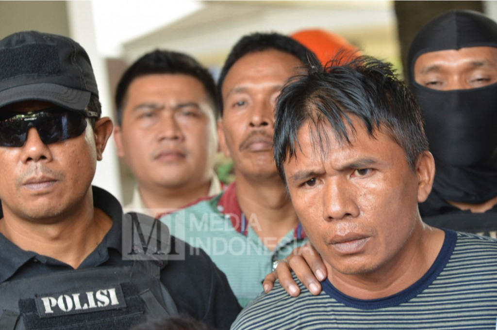 DPO kasus perampokan dan pembunuhan di Pulomas, Ridwan Sitorus alias Ius Pane (kanan) akhirnya berhasil ditangkap di Medan, Sumatera Utara, Minggu (1/1/2017). Foto: MI/Mohammad Irfan