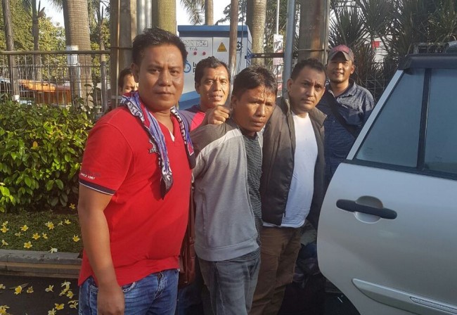Ridwan Sitorus alias Ius Pane (tengah) menggunakan jaket dan berkaos loreng-loreng, salah satu perampok di Pulomas, Pulogadung, Jakarta Timur, ditangkap di Medan 