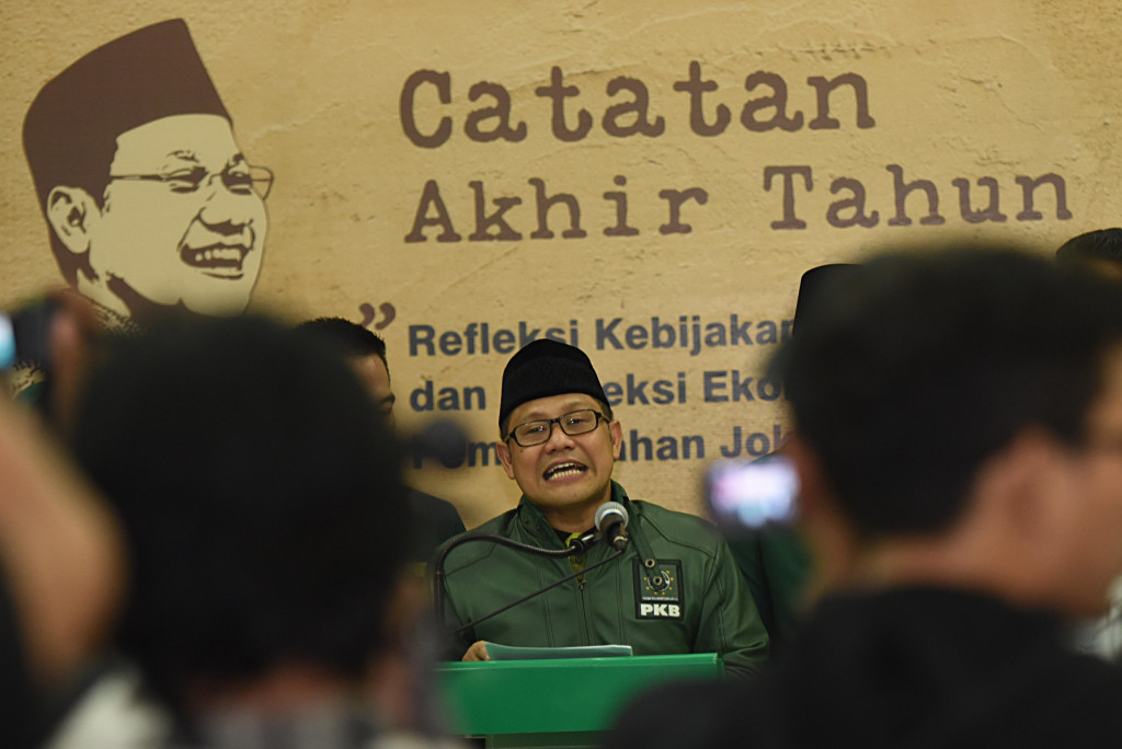 Ketum PKB Muhaimin Iskandar (tengah) memberikan catatan akhir tahun di Kantor DPP PKB, Jakarta, Senin (28/12/2016). Foto: Antara/Akbar Nugroho Gumay