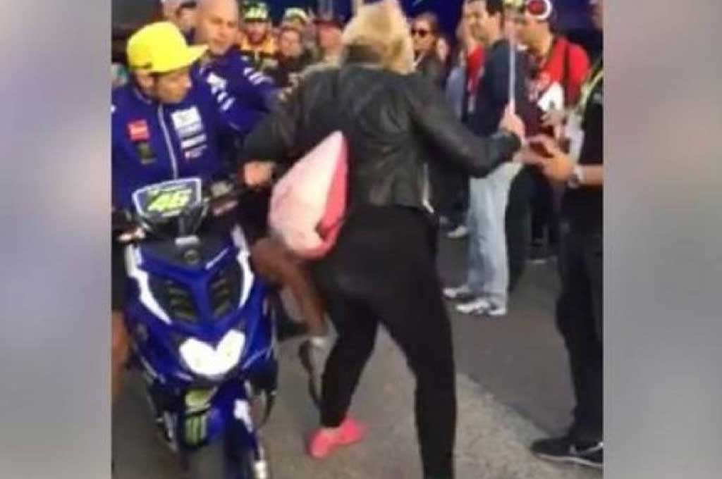 Aksi menendang yang dilakukan Valentino Rossi terhadap fans MotoGP yang menghalangi jalurnya. Buffer Overflow
