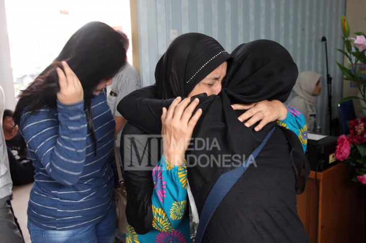 Tangis Haru Keluarga Korban Kapal Zahro Express