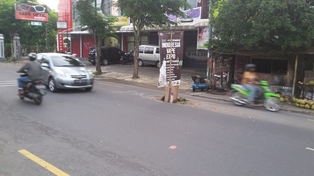 Sejumlah pengendara saat melintas di ruas Jalan Bantul yang ambles dan diberi tiang dengan poster bekas. (Metrotvnews.com/Ahmad Mustaqim)
