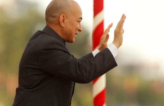 Sebut Raja Kamboja Gay, Tiga Pria Diburu Polisi