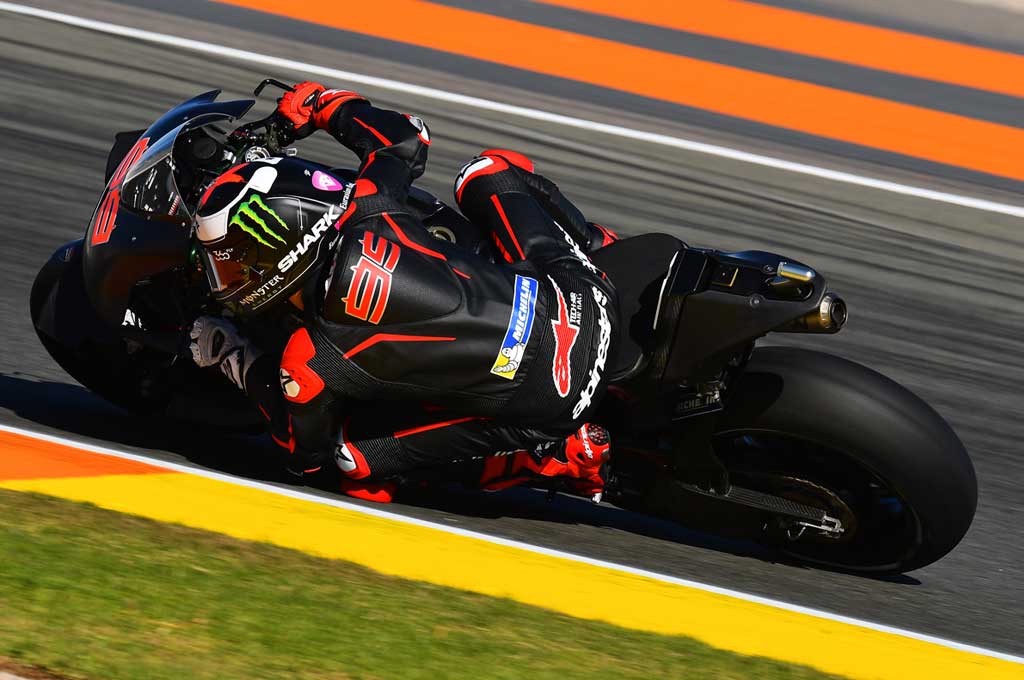 Jorge Lorenzo takkan ubah gaya balapnya meski menggunakan motor paling liar di MotoGP. Michelin