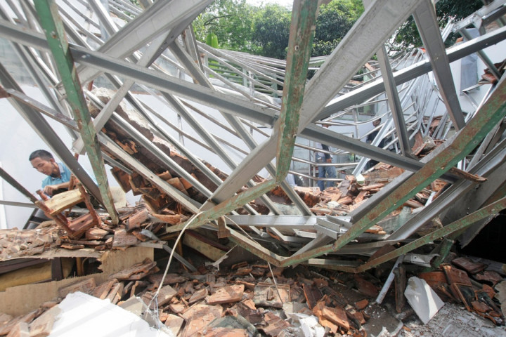 Tangga Darurat Proyek Apartemen di Bekasi Roboh