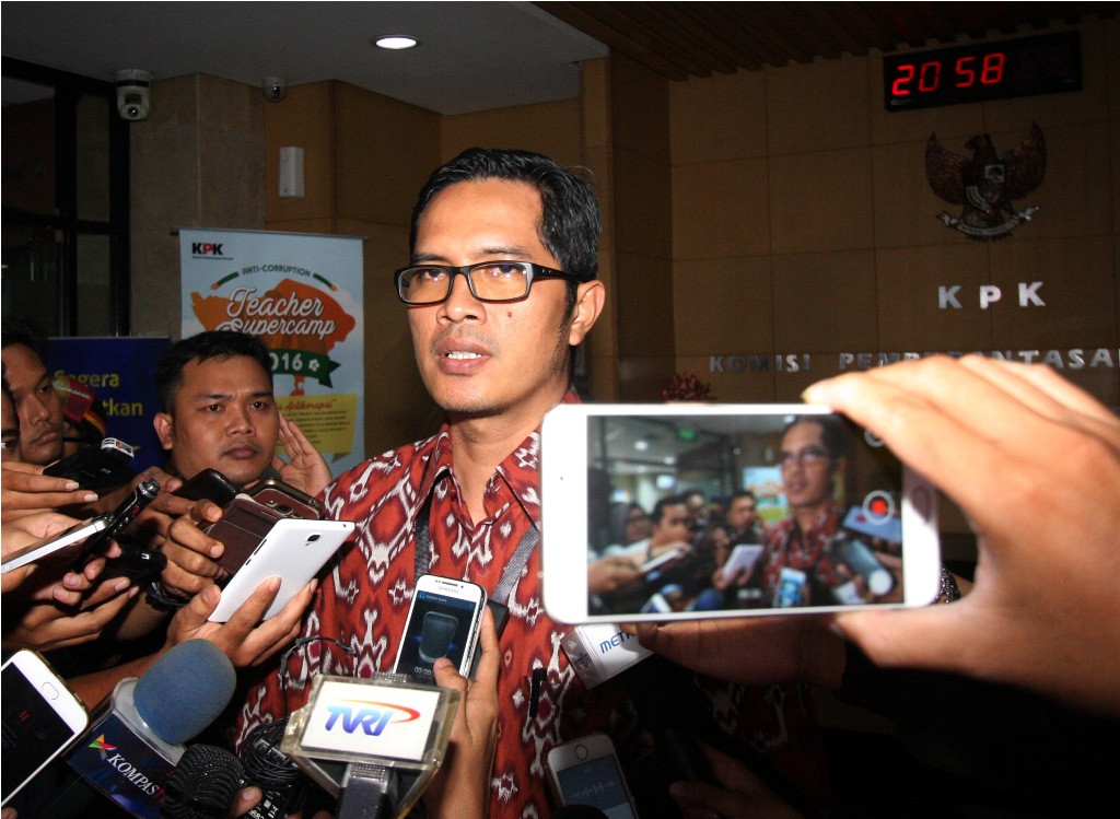 Juru bicara KPK Febri Diansyah memberikan keterangan pers di gedung KPK, Jakarta, Rabu (14/12). Febri mengkonfirmaasi bahwa KPK telah melakukan operasi tangkap tangan terhadap sejumlah orang, salah satunya pejabat Badan Keamanan Laut (Bakamla) beserta sej