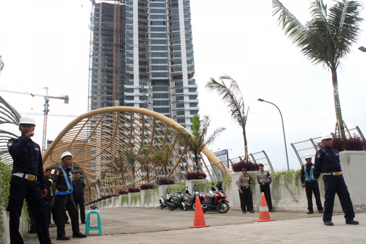 Evakuasi Korban Tangga Apartemen Roboh Dilanjutkan