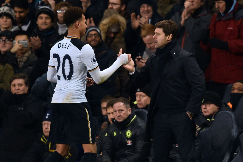 Mauricio Pochettino (kanan) dan Dele Alli (Foto: IKI Images/AFP)