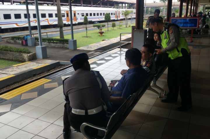 Sambut Bonek, Puluhan Polisi Bersiaga di Stasiun Kiaracondong Bandung