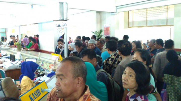 Hindari Tarif Baru, Warga Rela Antre 3 Jam di Samsat