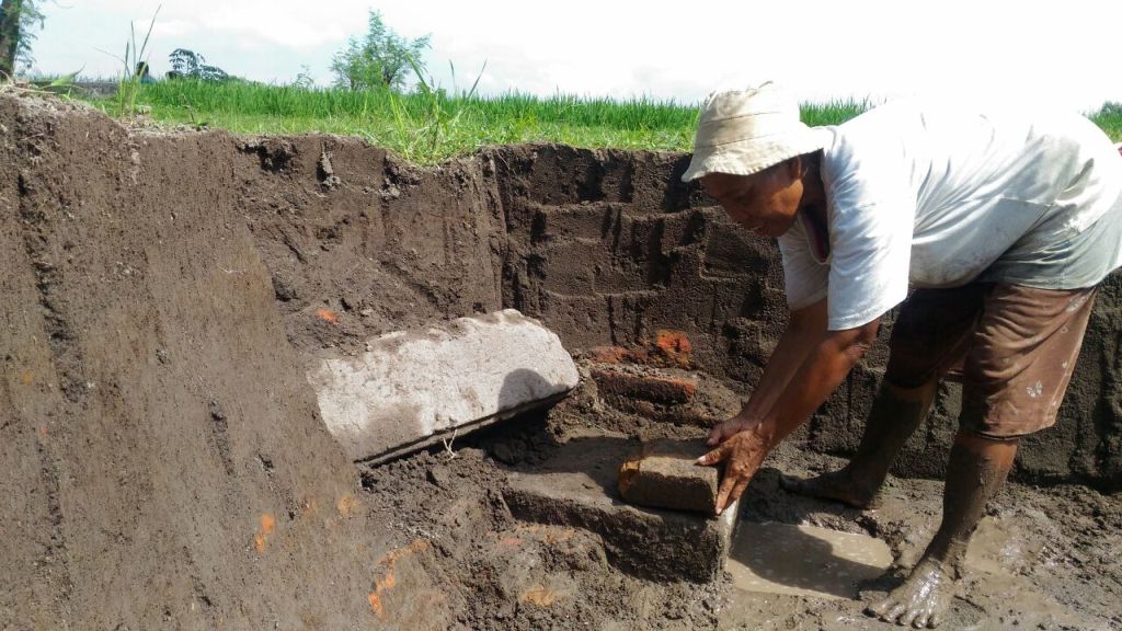 Warga Bantul yang menemukan batuan diduga struktur bangunan kuno. Foto: Istimewa