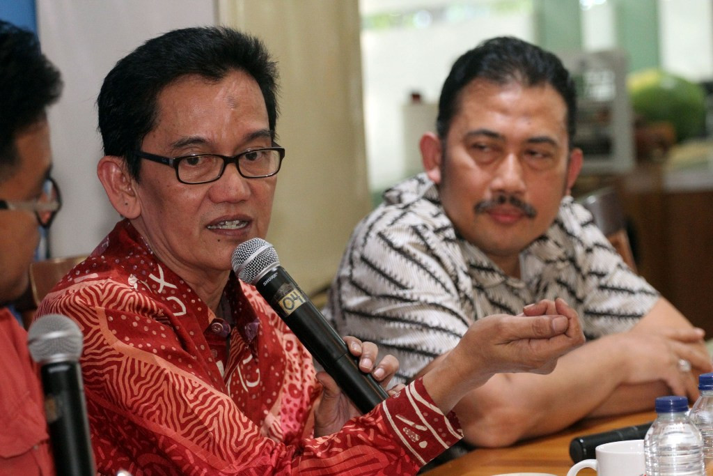 Pengamat Ekonomi Energi UGM dan Mantan Anggota Tim Anti Mafia Migas Fahmi Radhi (batik merah). (FOTO: MI/ARYA MANGGALA)
