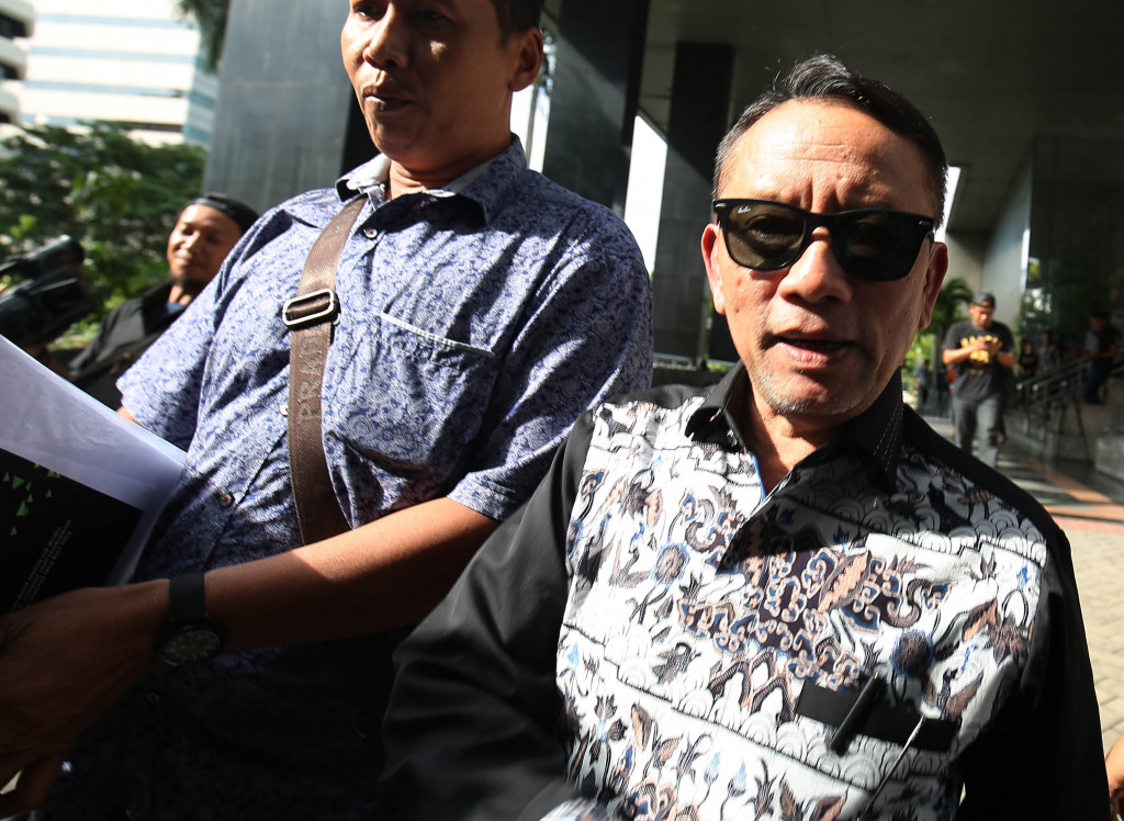  Direktur Jenderal (Dirjen)dung KPK Pajak, Ken Dwijugiasteadi meninggalkan gedung Komisi Pemberantasan Korupsi (KPK) setlah menjalani pemeriksaan sebagai saksi di Gedung KPK, Jakarta, Kamis (5/1) - MI/Mohamad Irfan 