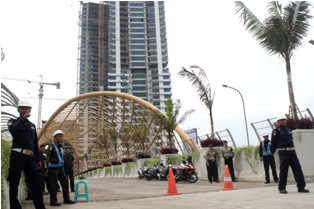 Korban Tangga Runtuh Apartemen Lagoon Ditemukan Meninggal