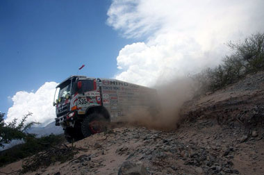 Hino Memimpin di Spesial Stage Pertama Reli Dakar 2017