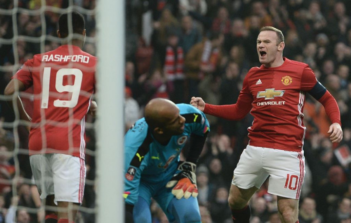 Rooney dan Martial Bawa MU Unggul atas Reading