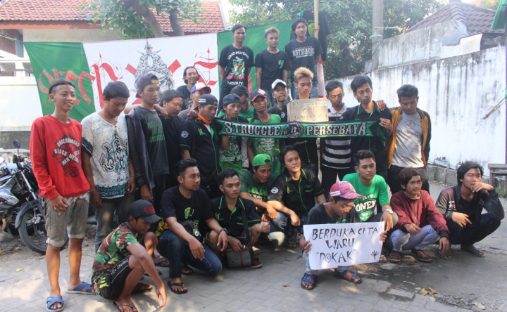 Galang Dana, Puluhan Bonek Sidoarjo Turun ke Jalan