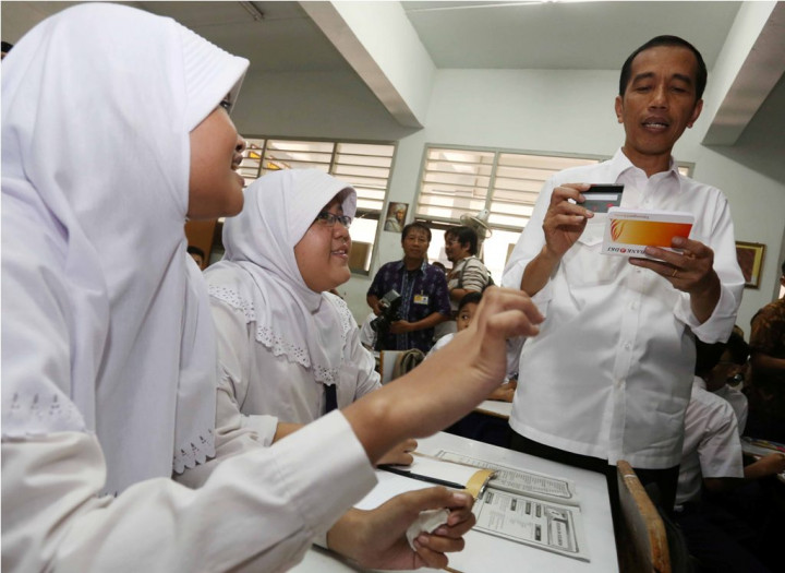 Jokowi Bagikan Kartu Indonesia Pintar di Pekalongan