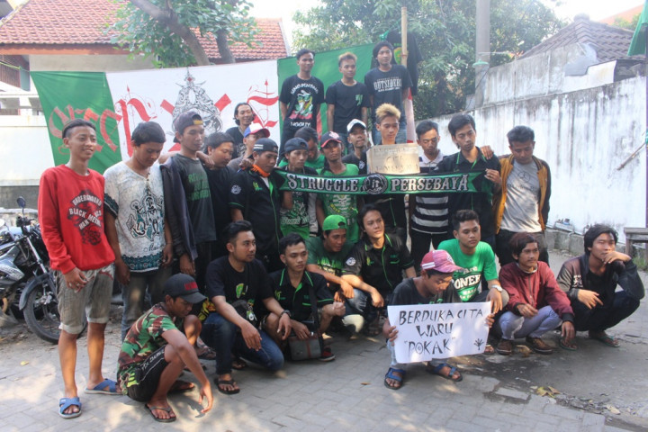 Ratusan Bonek Menyambut Kedatangan Jenazah Asrul