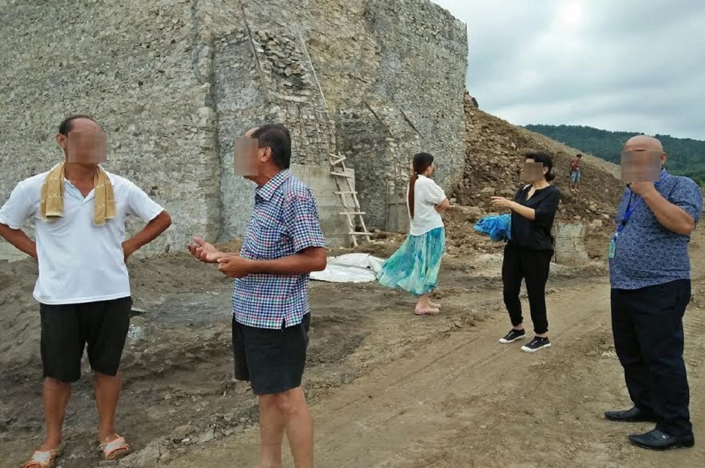 Lima WNA asal Tiongkok dipekerjakan di sebuah pabrik di Cirebon, MTVN - Ahmad Rofahan