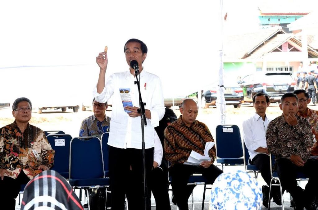 Presiden Joko Widodo saat acara Pemberian Makanan Tambahan (PMT) di Kampung Nelayan, Desa Kidang Lor, Kecamatan Batang, Kabupaten Batang, Senin (9/1/2017)--Foto: Biro Pers Setpres