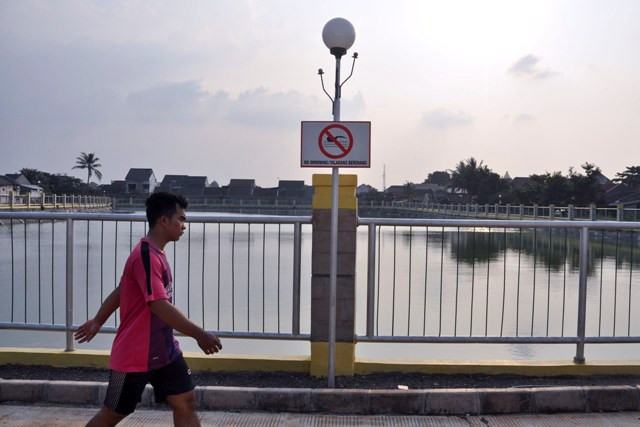  Sejumlah masyarakat beraktivitas di kawasan Folder air, di Bekasi, Kamis (19/5). Pemerintah Kota Bekasi membuat folder air sebagai resapan untuk meminimalisir banjir yang kerap terjadi di kawasan tersebut. MI/Galih Pradipta
