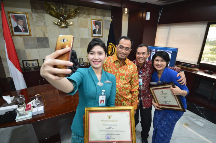 Pramugari Penggendong Nenek Dapat Penghargaan Menhub