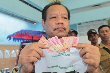 Warga di Sidoarjo Heboh Dapat Amplop Berisi Uang Rp1,2 Juta