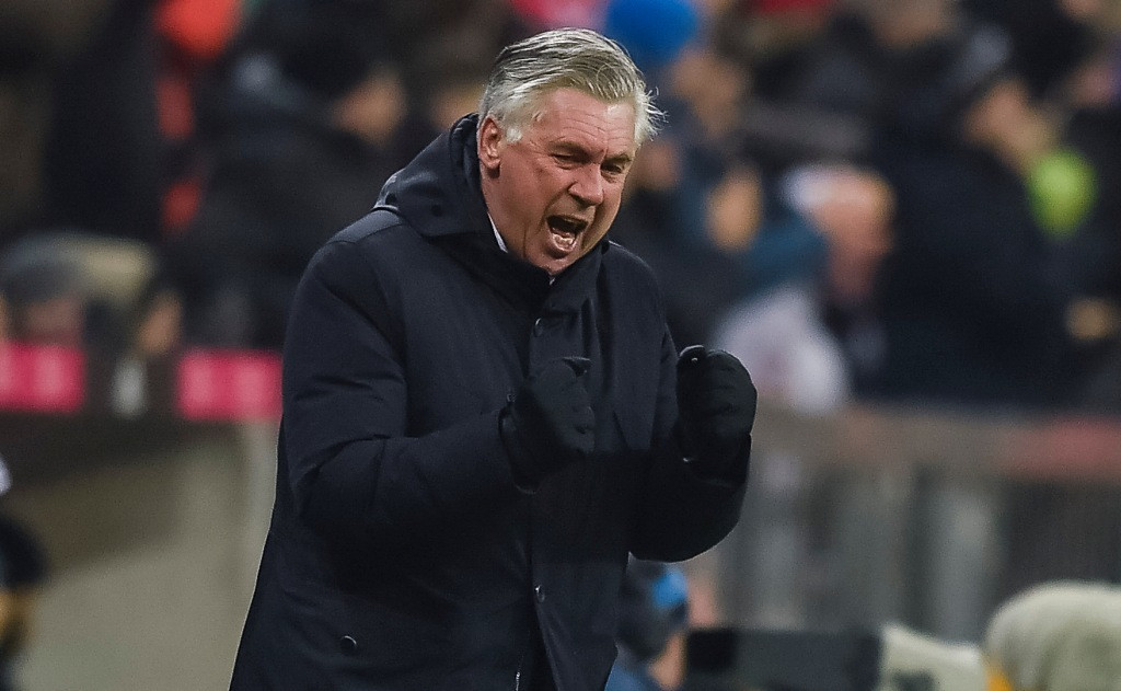 Ekspresi kegembiraan Carlo Ancelotti. (GUENTER SCHIFFMANN / AFP)