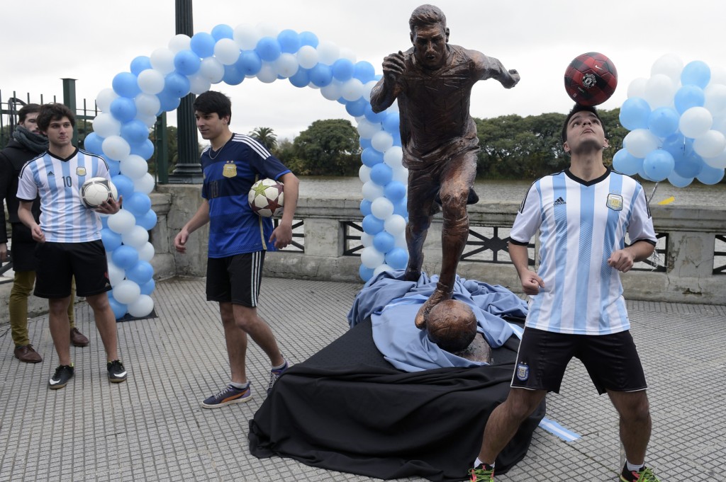 Patung Lionel Messi pada pembukaan 28 Juni 2016 (Foto: JUAN MABROMATA / AFP)