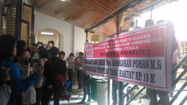 Massa Desak Hakim Tahan Ramadhan Pohan