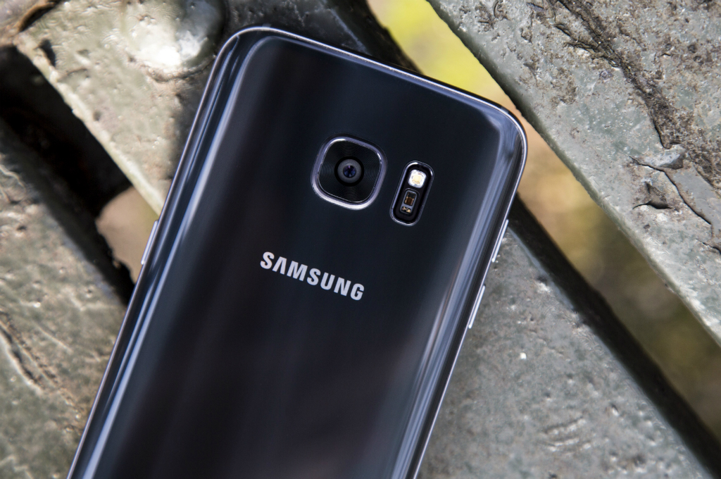 Gambar Samsung Galaxy X1 dan Galaxy X1 Plus beredar melalui situs jejaring sosial Tiongkok, yaitu Weibo.