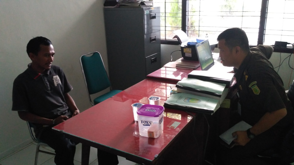 Tersangka korupsi uang alokasi dana desa, Abdur Rohman. (Metrotvnews.com/Rhobi Shani)