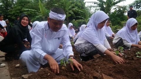 Bupati Purwakarta dan Pelajar Serentak Tanam Pohon Cabai