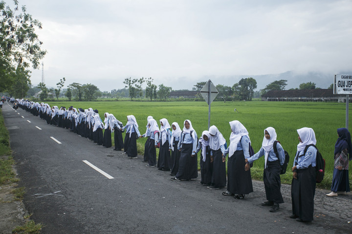 Ribuan Siswa Bergandeng Tangan Deklarasi Anti Kekerasan Anak