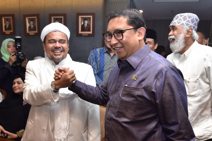 Rizieq Bakal Laporkan Menkeu & Gubernur BI soal 'Logo Palu Arit'