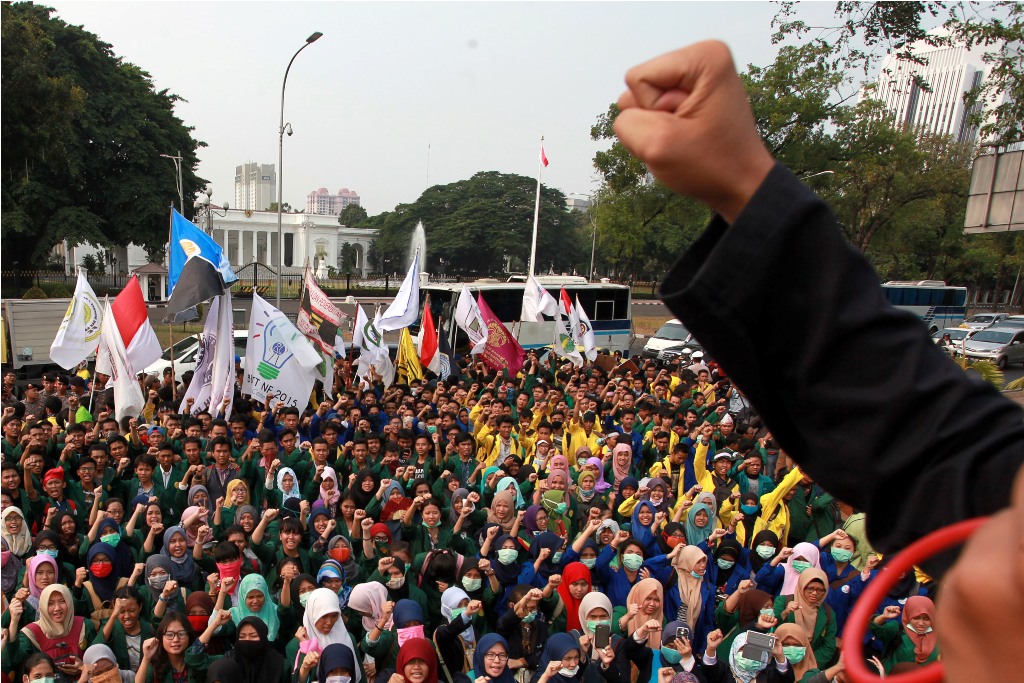 Mahasiswa yang tergabung dalam BEM Se Indonesia Regional Jabodetabek-Banten melakukan aksi di depan Istana Negara, Jakarta, Kamis (10/9)--Antara/Muhammad Adimaja