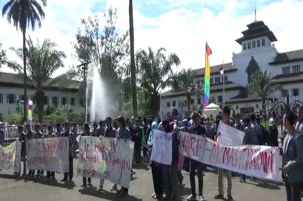 Aksi mahasiswa di depan Gedung Sate Kota Bandung, Metro TV