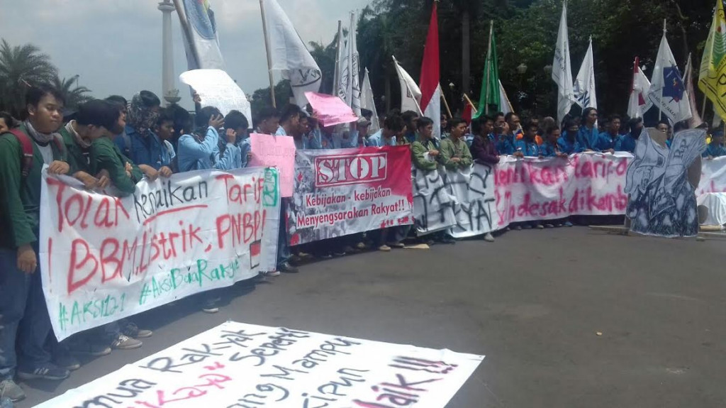 Sejumlah mahasiswa yang tergabung dalam Badan Eksekutif Mahasiswa Seluruh Indonesia (BEM SI) di Depan Istana Kepresidenan. Foto: MTVN/Deny Irwanto 