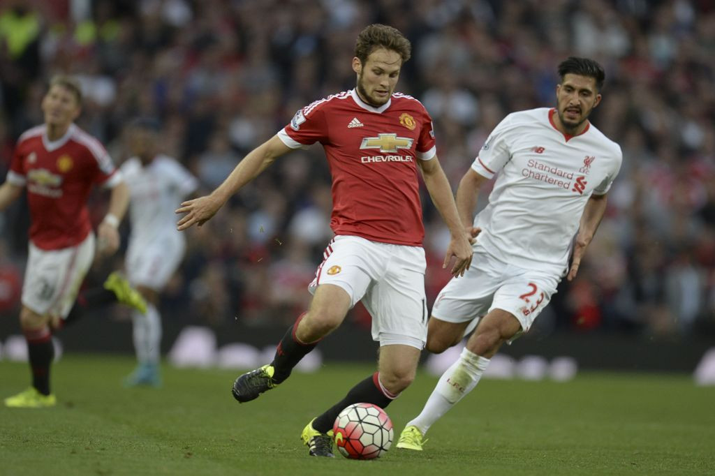 Aksi Daley Blind (kiri) dan Emre Can saat duel di Old Trafford musim lalu (Foto: AFP/OLI SCARFF)