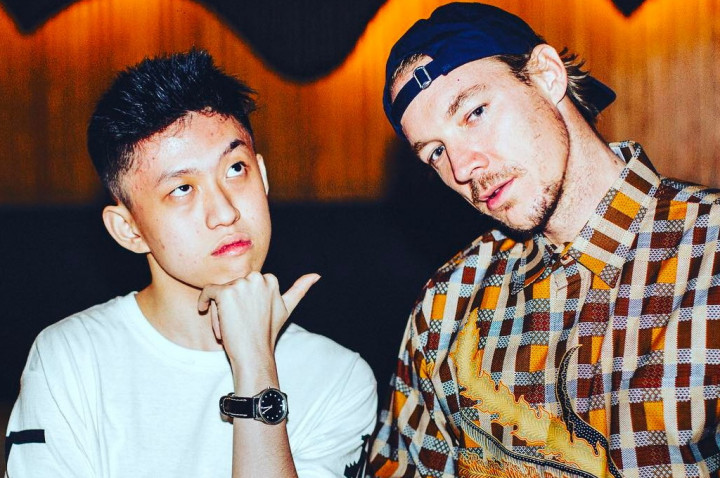 Diplo Pamer Keakraban dengan Penyanyi Rap Indonesia Rich Chigga